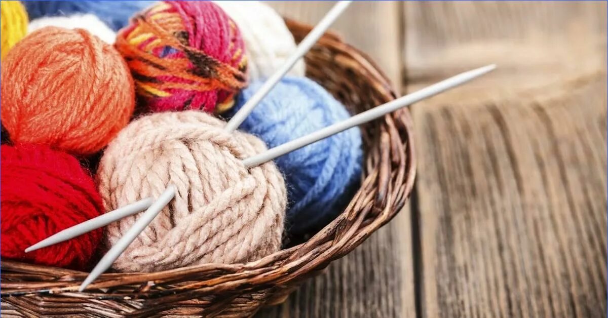 Клубок ниток. Пряжа для вязания спицами. Клубок ниток. Нитки со спицами. Спицы вязальные.
