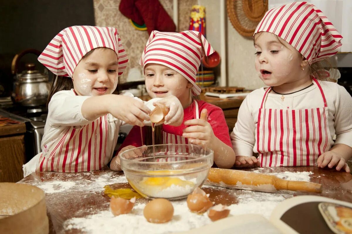 Kids cooking. Кулинария для детей. Мастер класс для детей готовка. Кухня для детей. Дети на кухне мастер класс.