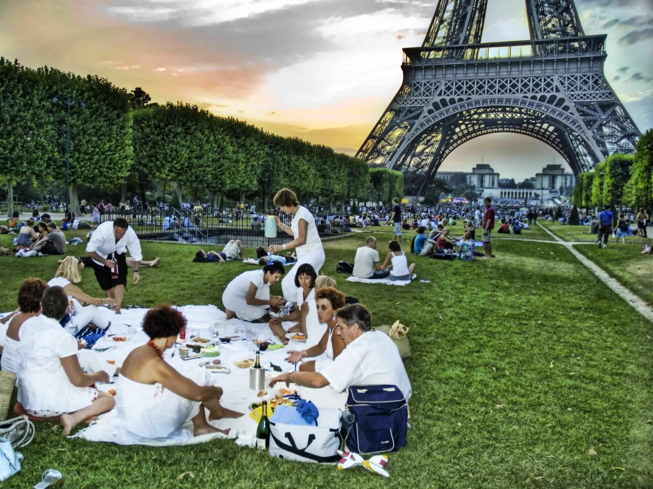 Сколько живет во франции. Марсово поле Эйфелева башня Париж. Пикник Марсово поле Париж. Пикник на Елисейских полях. Франция Елисейские поля туристы.