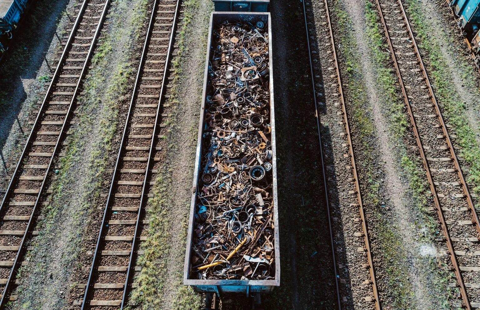 Вагоны с металлоломом. Полувагон с металлоломом. Погрузка металлолома в вагон. ЖД лом.