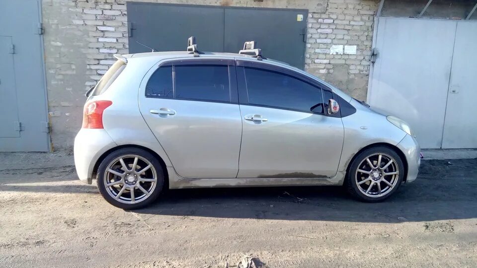 Toyota vitz 130 r15. Тойота витц резина. Toyota vitz 1. Toyota vitz r16. Колеса на тойота витц 2000.