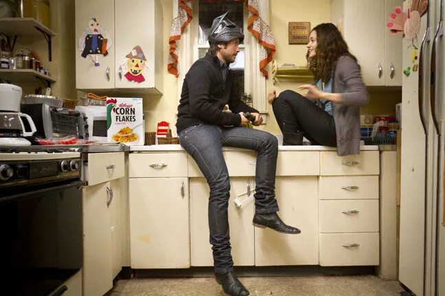 1 этаж двушка. страшные люди в подъезде. 1 этаж двушка. у окна. окна на первом этаже.