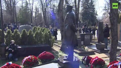 Памятник жириновскому на новодевичьем кладбище
