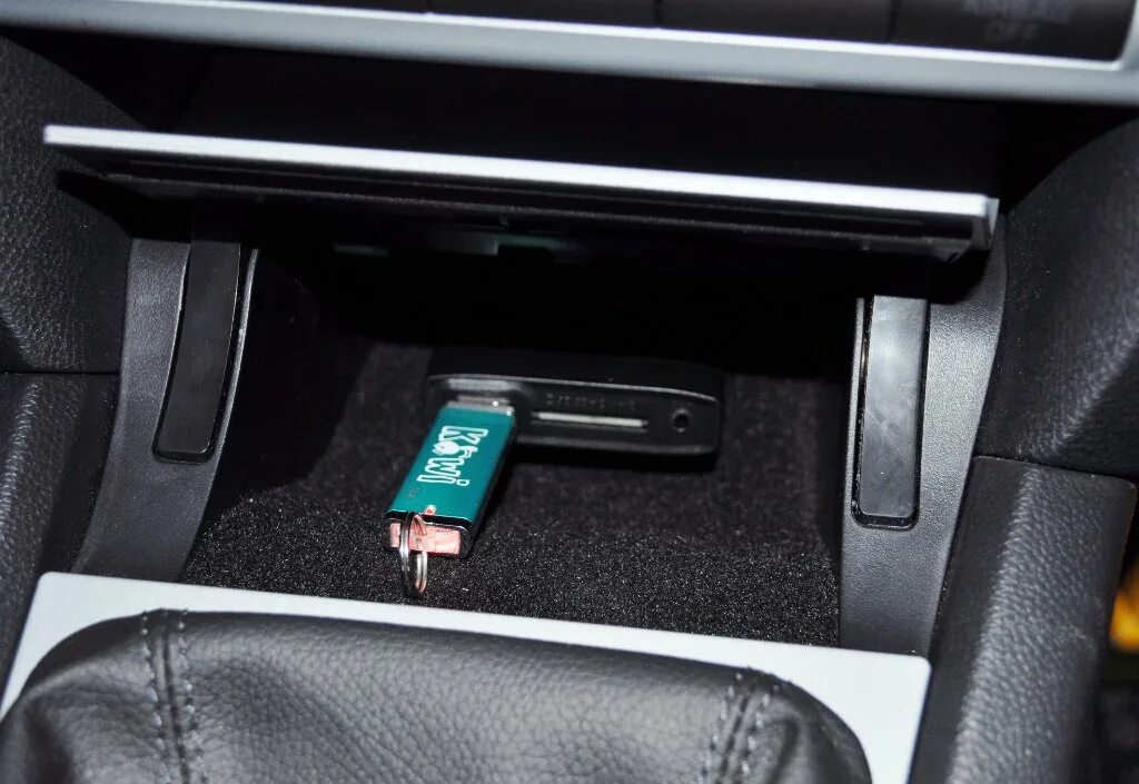 Как включить флешку в машине. Skoda Octavia 2021 USB разъем. USB разъём Skoda Octavia 2011. USB порт для магнитолы Skoda Octavia a5.