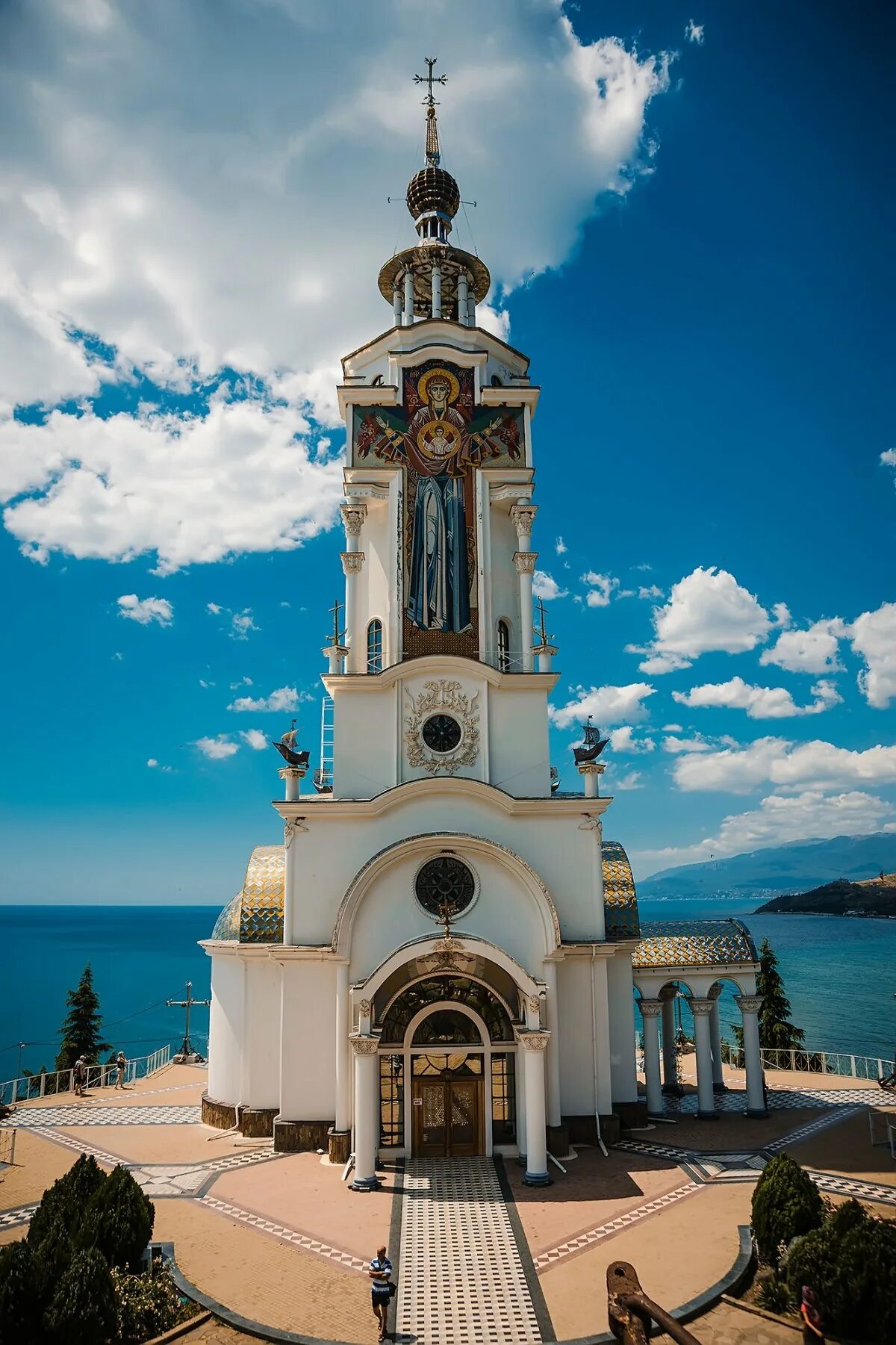Храм на крымского. Малореченское храм святителя николая. храм-маяк николая чудотворца крым. храм святителя николая в крыму малореченское. малореченское церковь-маяк.