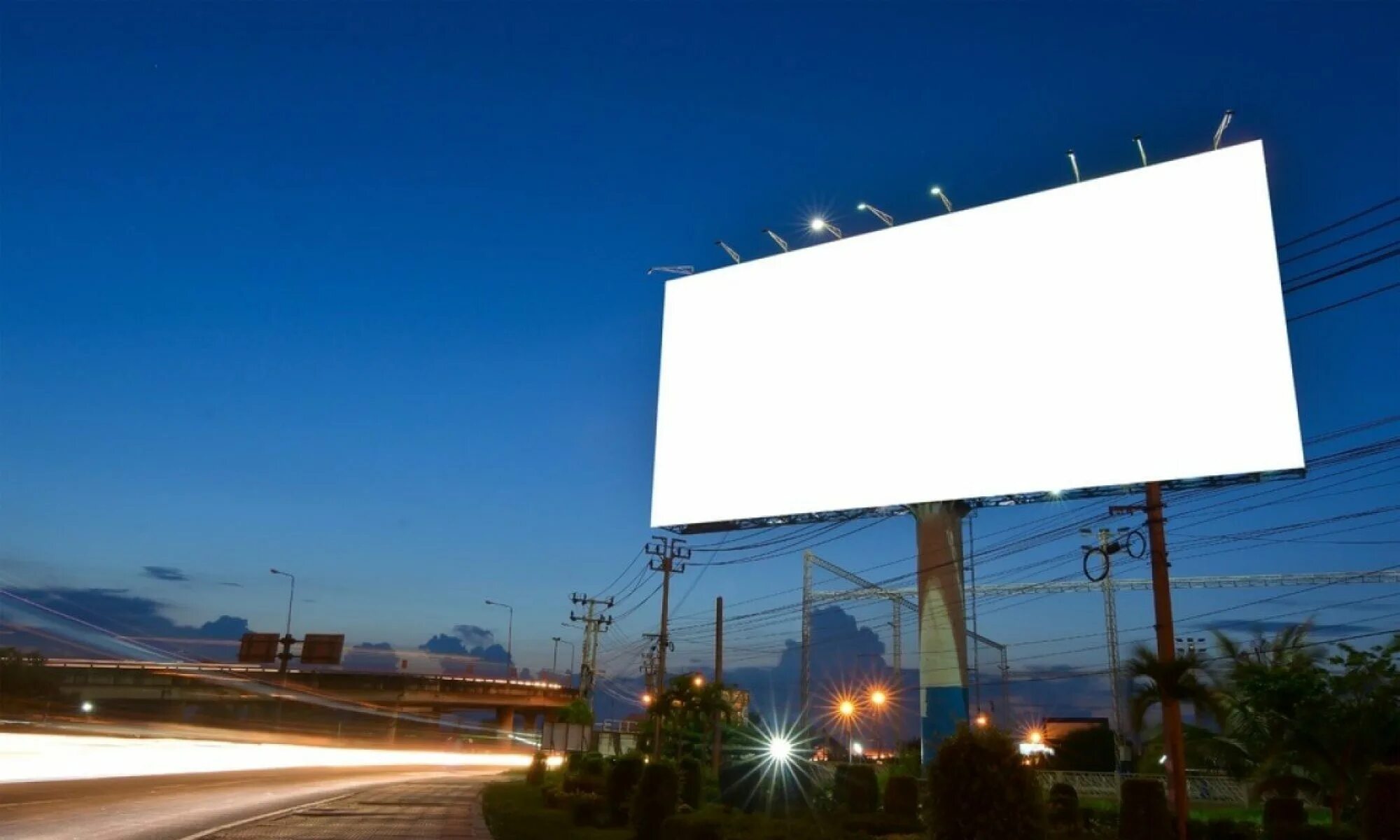 Рекламный щит с подсветкой. Прожекторы для подсветки рекламных щитов. Уличные рекламные щиты пустые. Дорожный билборд.