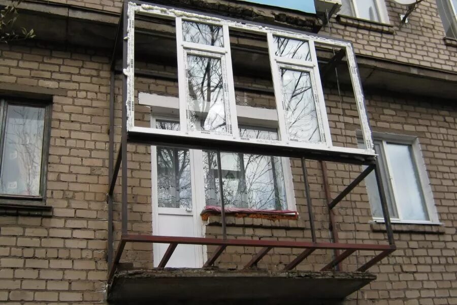 Первом этаже где. Навесной балкон. Пристройка балкона. Приставной балкон. Металлический балкон.