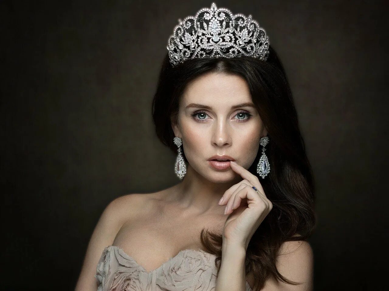 Девушка королева. Королевы красивые фото. Красавица в короне. Корона мисс вселенная. Королевы красивые фото.