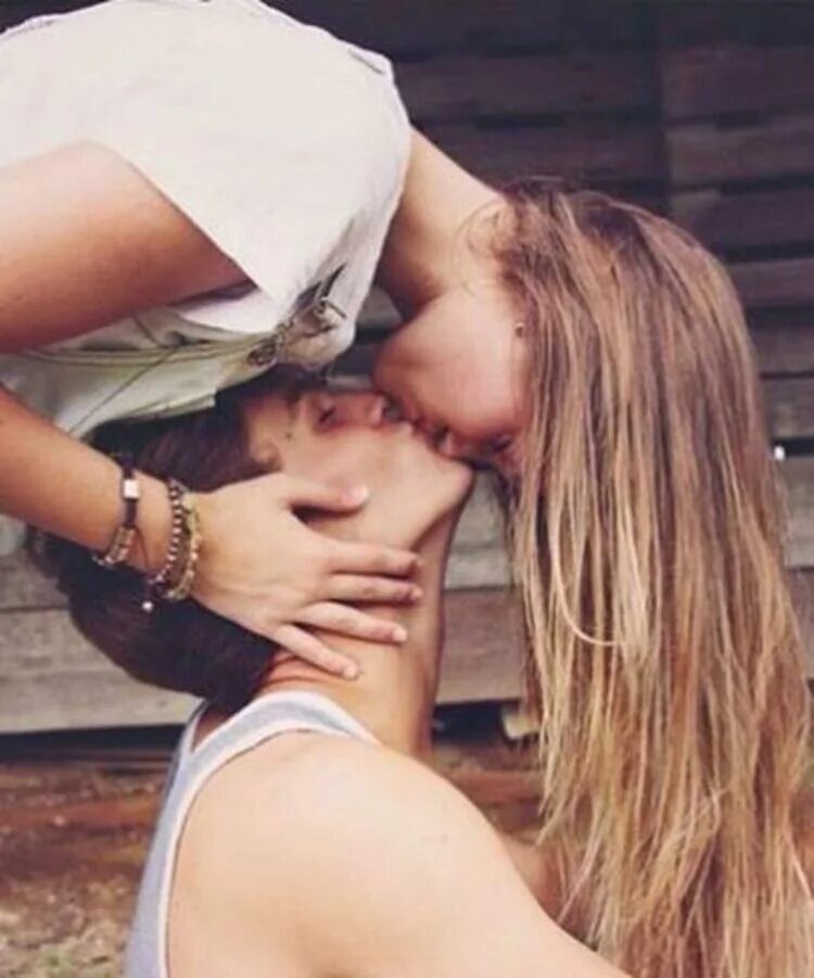 Фото поцелуя девушки с девушкой. Поцелуй девушек. Поцелуй девушки с девушкой. Поцелуй девушек фото. Фото девушка целует.
