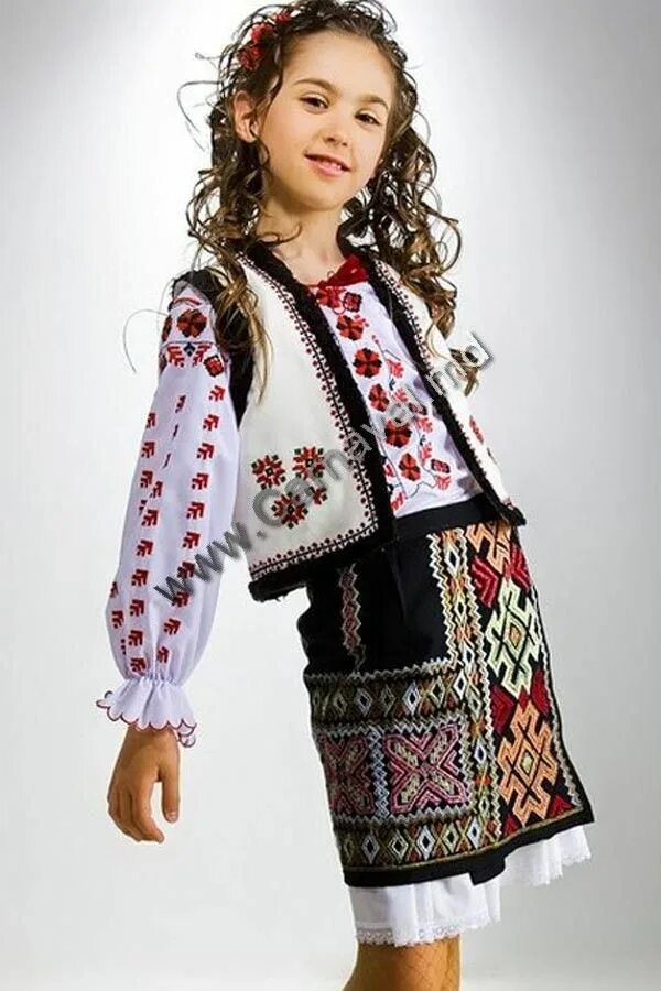 Молдаван женщина. Буковина румынский национальный костюм. Национальный костюм Молдавии. Национальный костюм Молдавии катринца. Костюм молдавский.