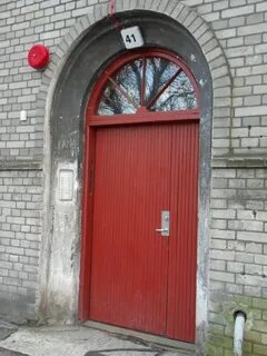Парадная дверь подъезда