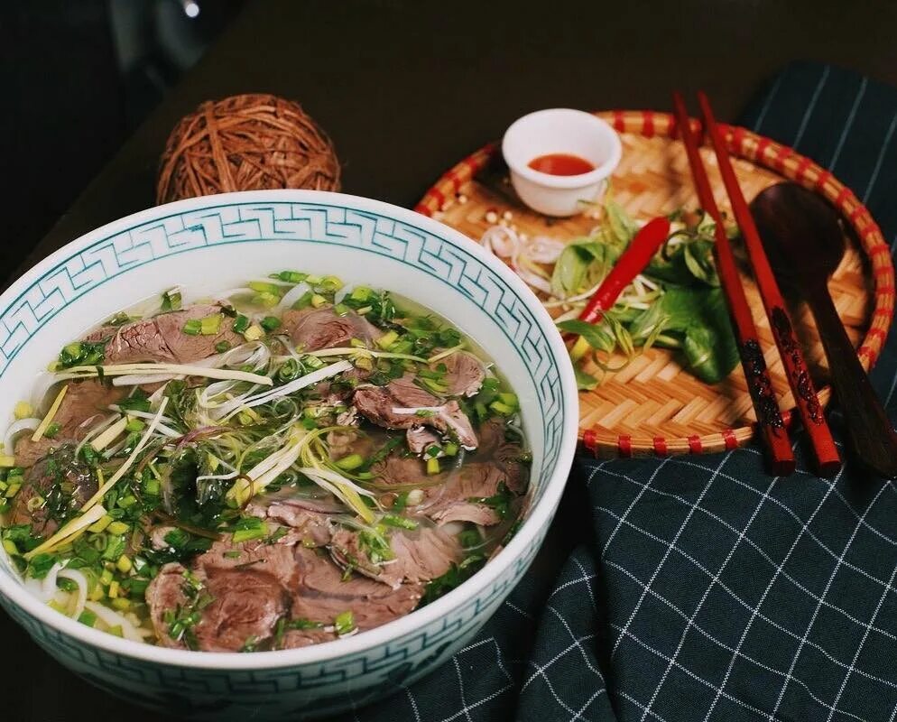 вьетнамская кухня меню. фо-бо вьетнамская кухня. вьетнамская кухня рядом со мной. вьетнамская кухня том ям. фо-бо суп в тайланде.