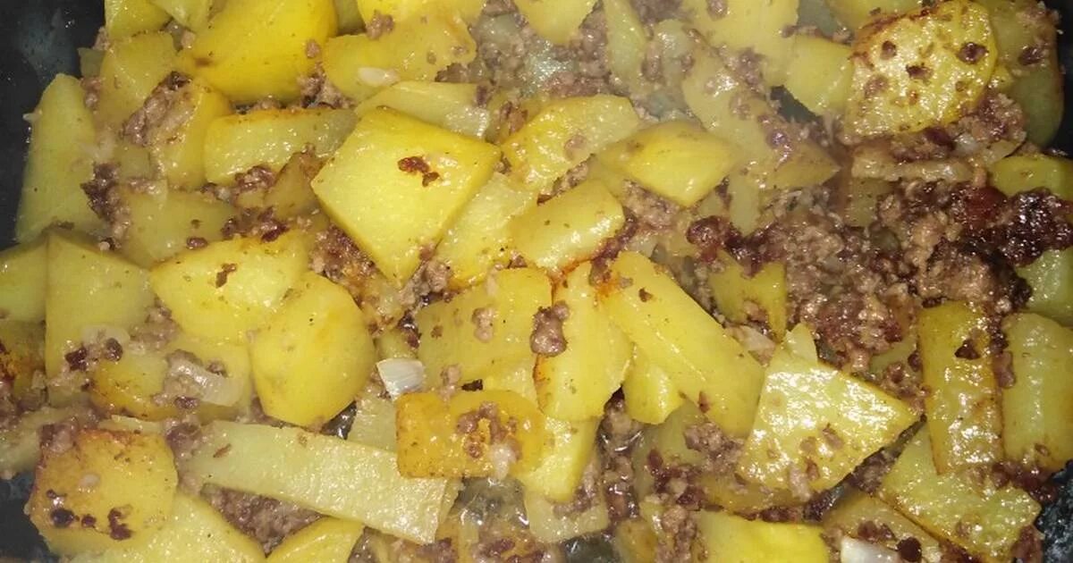 Жареная картошка с фаршем. Картофель жареный с фаршем. Картошка с фаршем на сковороде. Шаренаякартошка с фаршем. Как делать картошку с фаршем