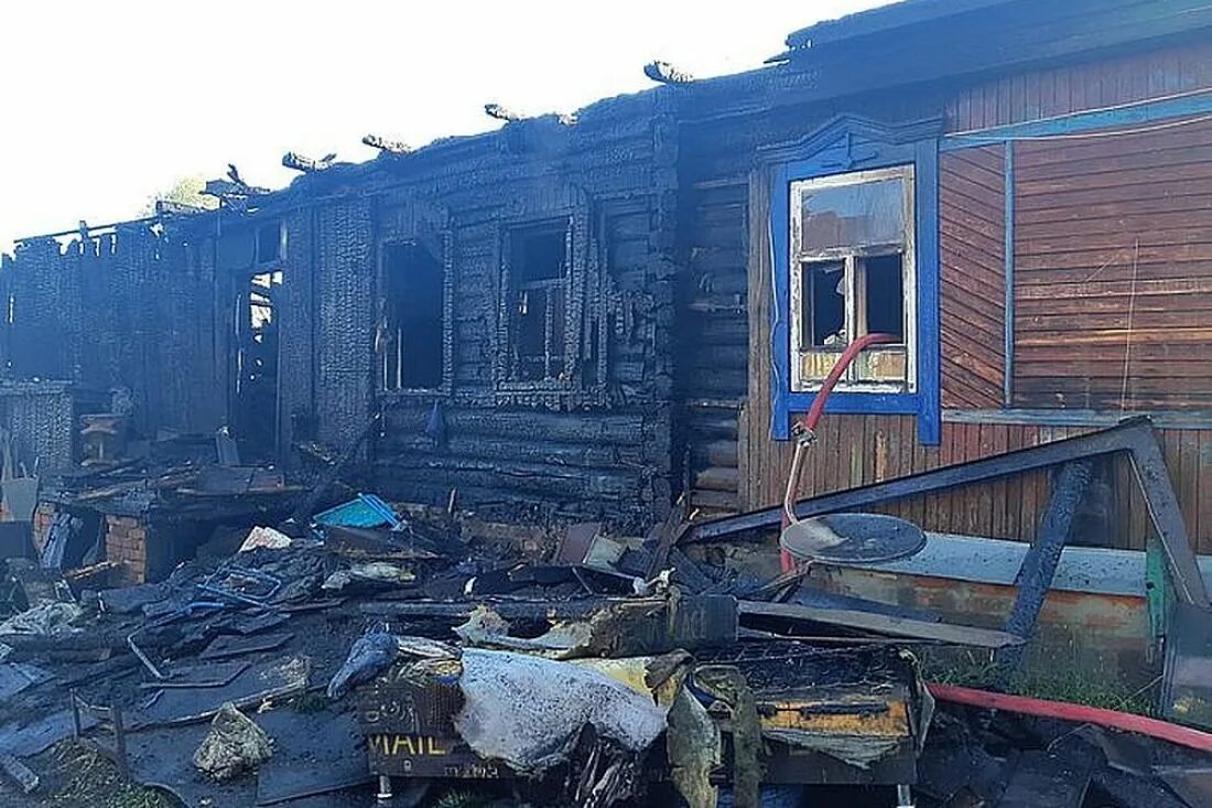 Пожар в доме дали. Пожар в Сердобске. Горит деревянный дом. Сгоревший дом. Страшные пожары в жилых домах.