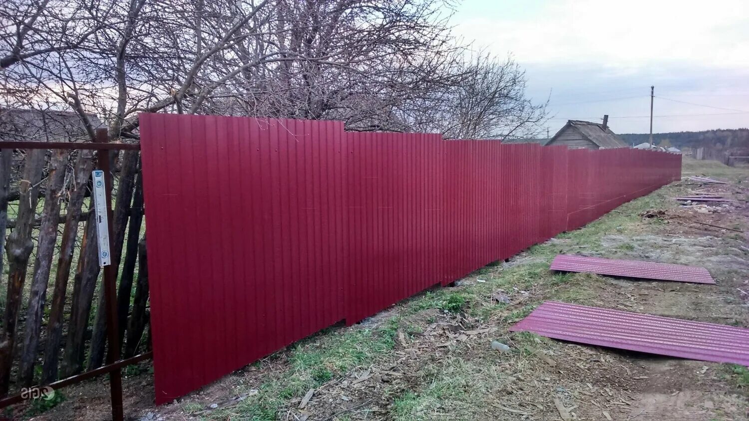 Неровный забор. Неровный забор. Забор из профнастила на неровном участке. Забор из профнастила на неровном участке. Забор на склоне из профнастила.