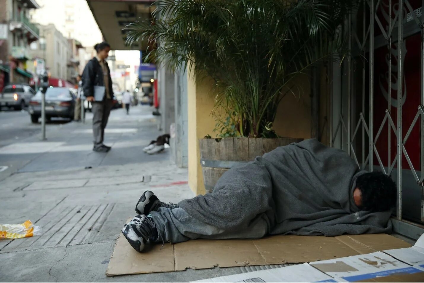 босиком по улице. к чему снится выходить замуж во сне. осознанный сон. человек заблудился в городе. приснился покойный муж живой.