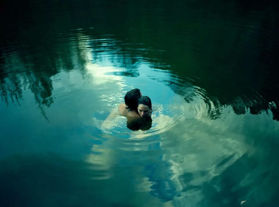 Глаза в воде. Пара на озере. Парочка под водой. Морской глаз под водой. Пара утонула