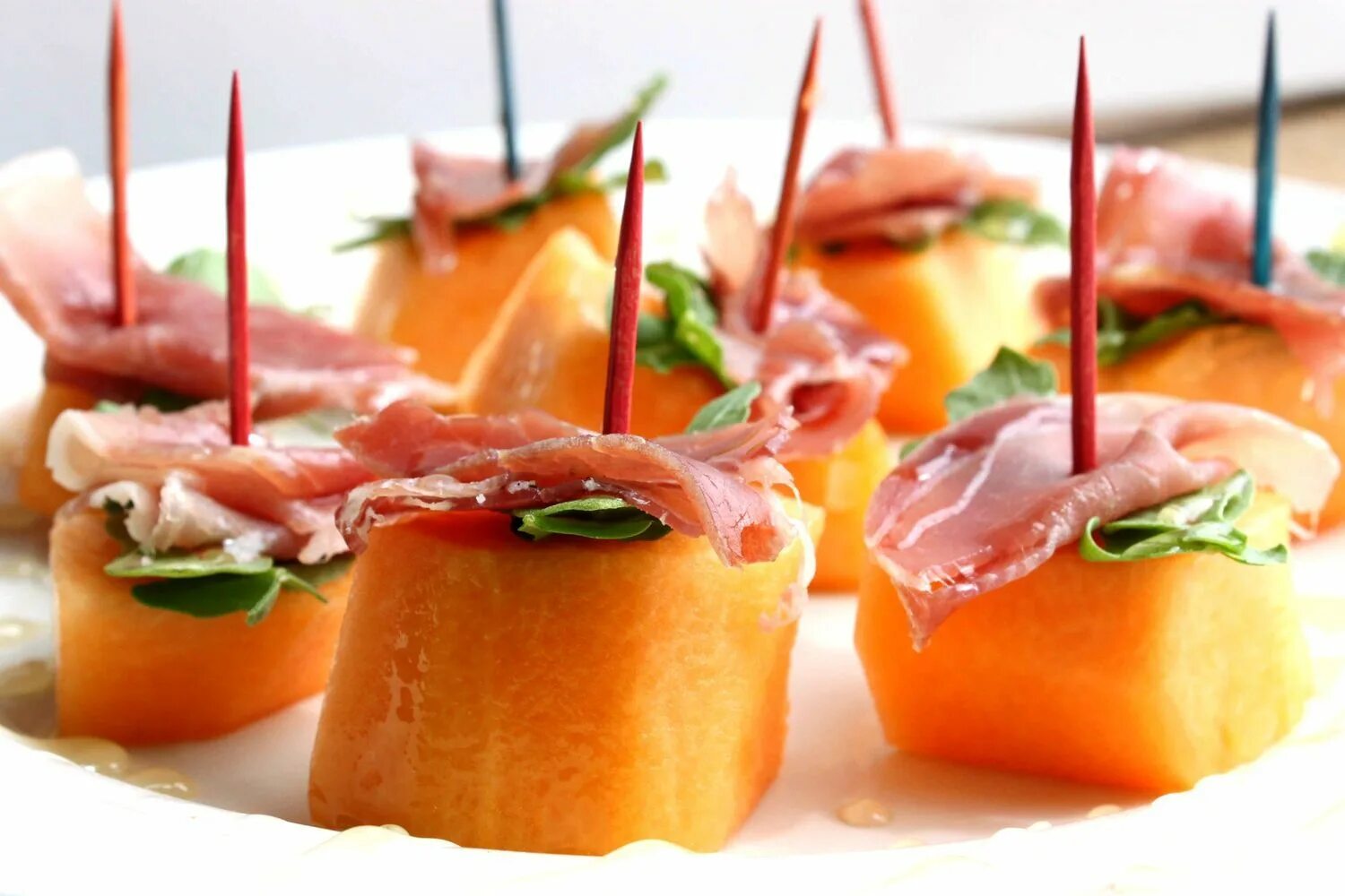 закуска с хамоном. канапе из хамона. закуска с хамоном. канапе с инжиром,хамоном. канапе дыня и пармская ветчина.