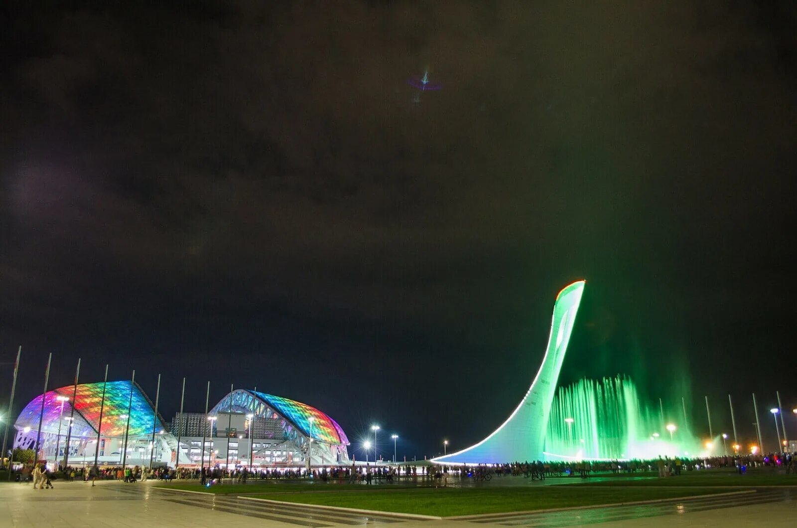 Олимпийский парк экскурсия. Сочи парк Олимпийский парк. Олимпийский парк Сочи вечером. Олимпийский парк Сочи ночью. Адлер Олимпийский парк вечером.