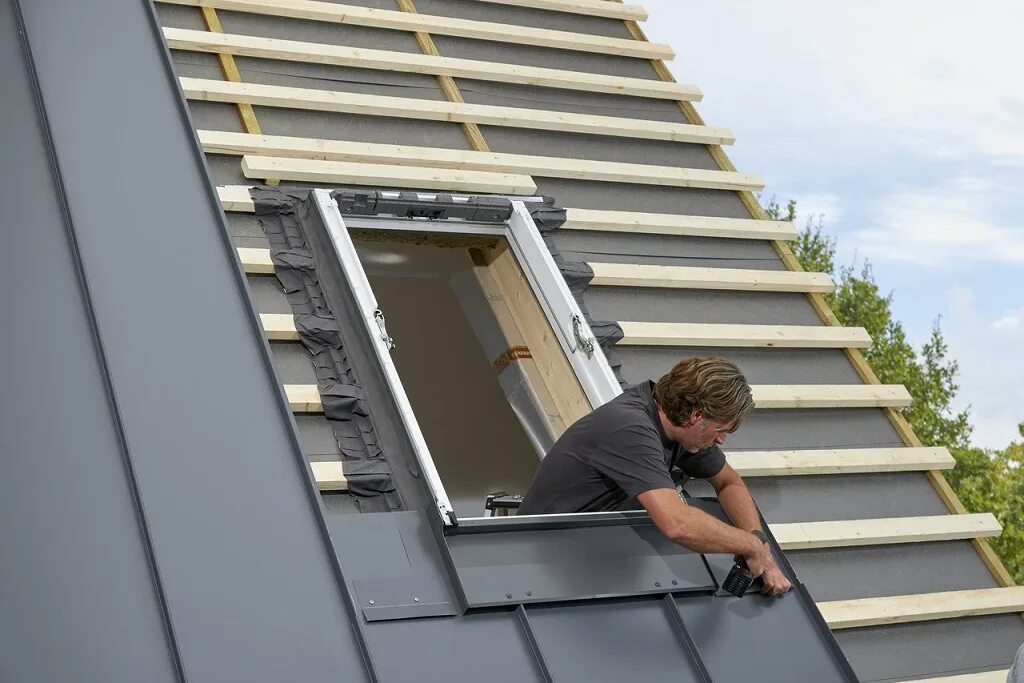 Как вставить окно в крышу. Мансардное окно velux. монтаж мансардных окон велюкс. откосы velux. окно мансардное велюкс узел.
