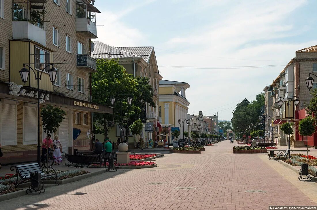 Г черкесск работа. Комсомольская улица черкесск. черкесск центр города. черкесск центральная улица. пешеходная улица черкесск.