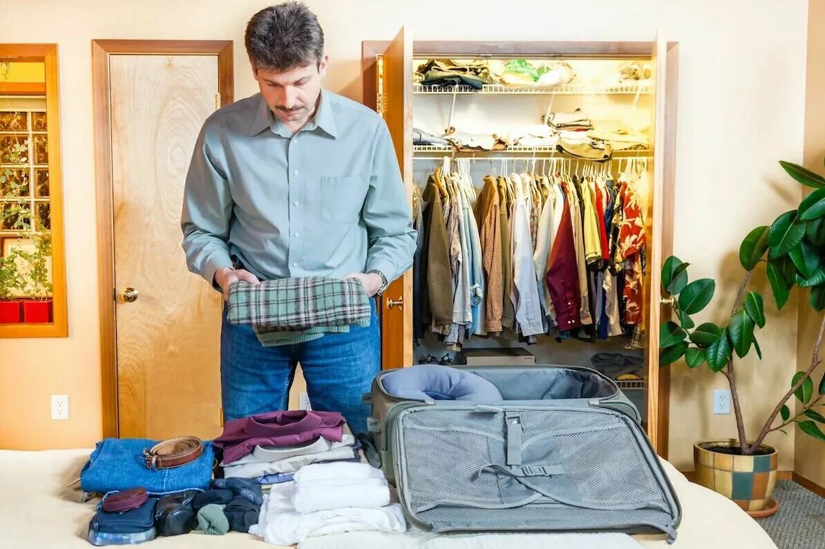 Собранный чемодан. Парень собирает чемодан. Чемодан с вещами. Человек собирающий вещи как называется. Собираю чемодан.