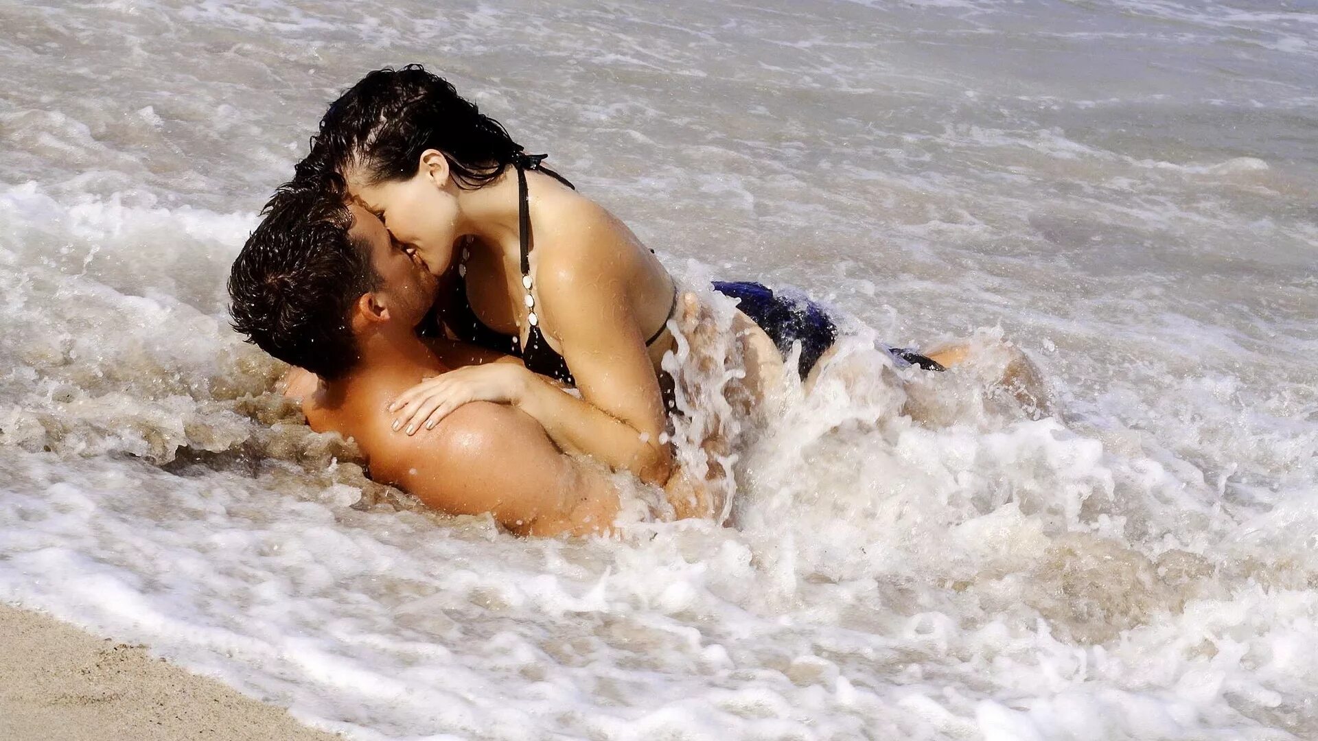 Мужчина романтик. Поцелуй на берегу моря. Романтика любовь нежность страсть. Пляж любовь. Заниматься любовью в море.