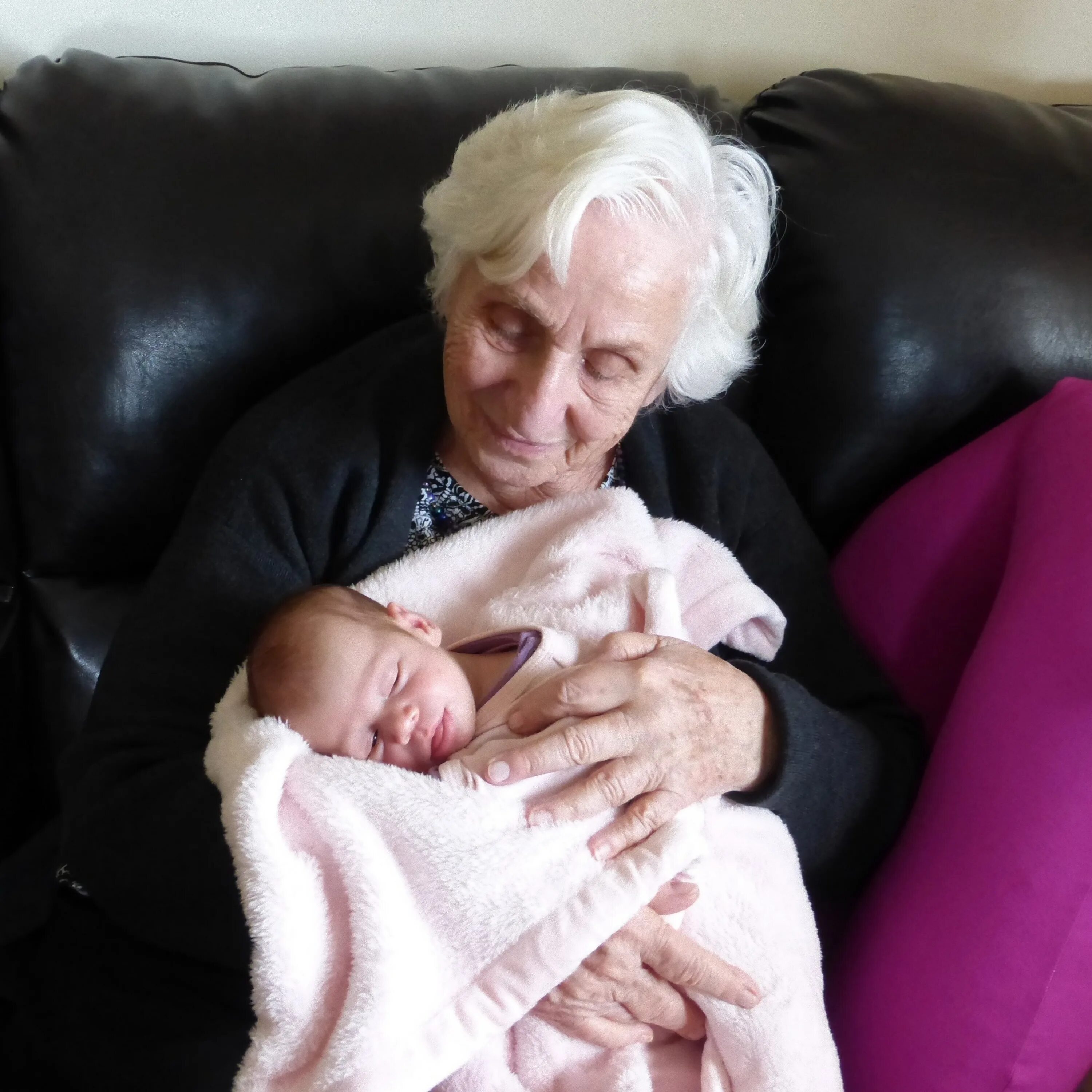 Младенец и старушка. Бабушка с ребенком. Бабушка с внучкой на руках. Бабуля с младенцем. Бабушка хочет быть мамой