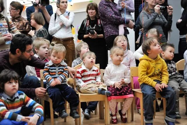 Люди дауны. Класс без даунов. Много даунов. Дауны в школе. Особенный ребенок в школе.