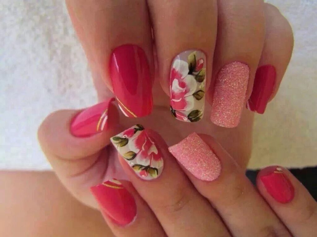 Дизайн ногтей фото март. Ногти с цветочками. Розовый маникюр с цветами. Маникюр розовый с цветочками. Красивый яркий весенний маникюр.