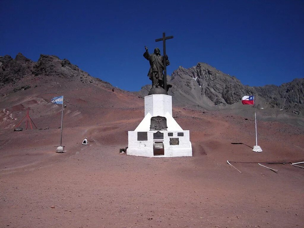 Памятники природы чили. Андский Христос в Чили. Андский Христос Аргентина. Чили статуя Христа. Памятник Христу Искупителю в Андах.