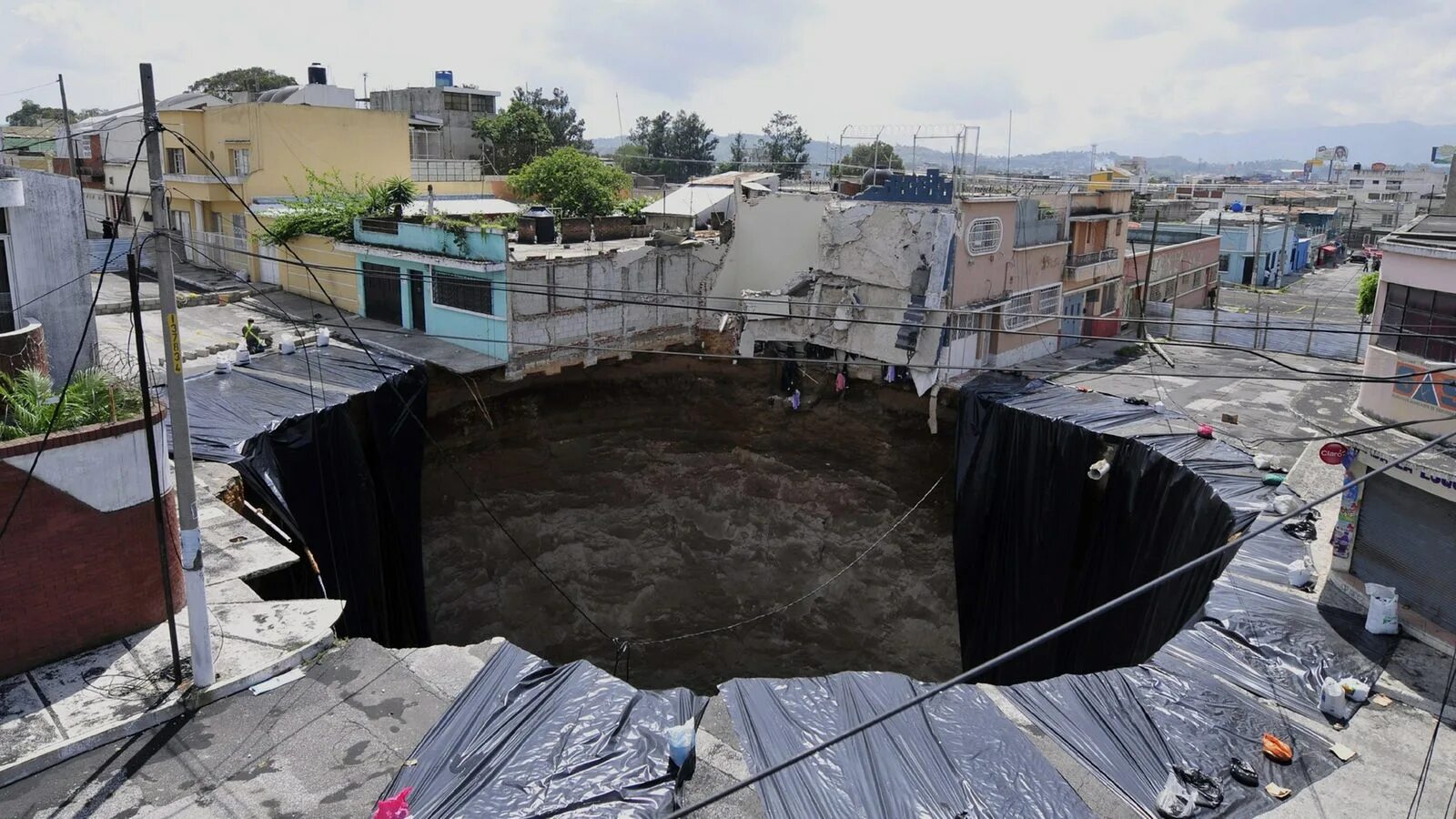 City hole. Карстовый провал в гватемале. Карстовая воронка, гватемала (2010). City hole. Карстовая воронка в гватемале 2010г.