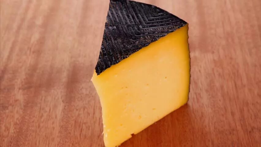 Почему сыр черный. Сыродел ипатово сыр черный король. Сыр чёрный принц белоруссия. Темный сыр. Черный сыр с углем.