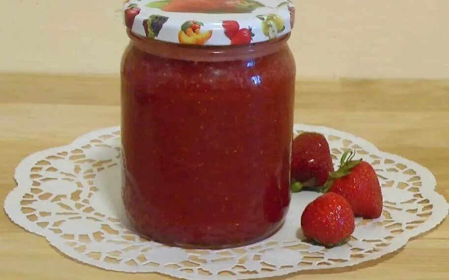 Протертая клубника. Клубника перетертая с сахаром. Земляника протертая с сахаром рецепт без варки. Земляника протертая с сахаром рецепт без варки. Клубника перетертая.