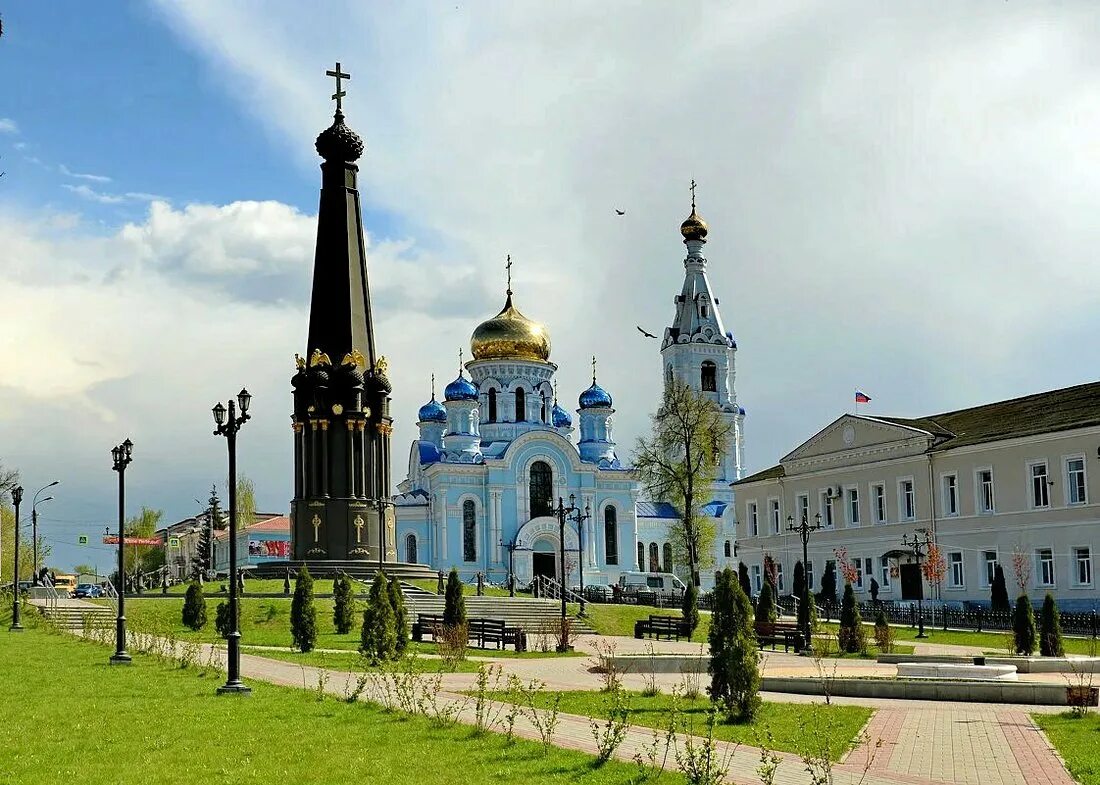 Достопримечательности малоярославца калужской. Сенная площадь малоярославец. Достопримечательности малоярославца калужской. Малый ярославец калужская. Памятник полковому священнику малоярославец.