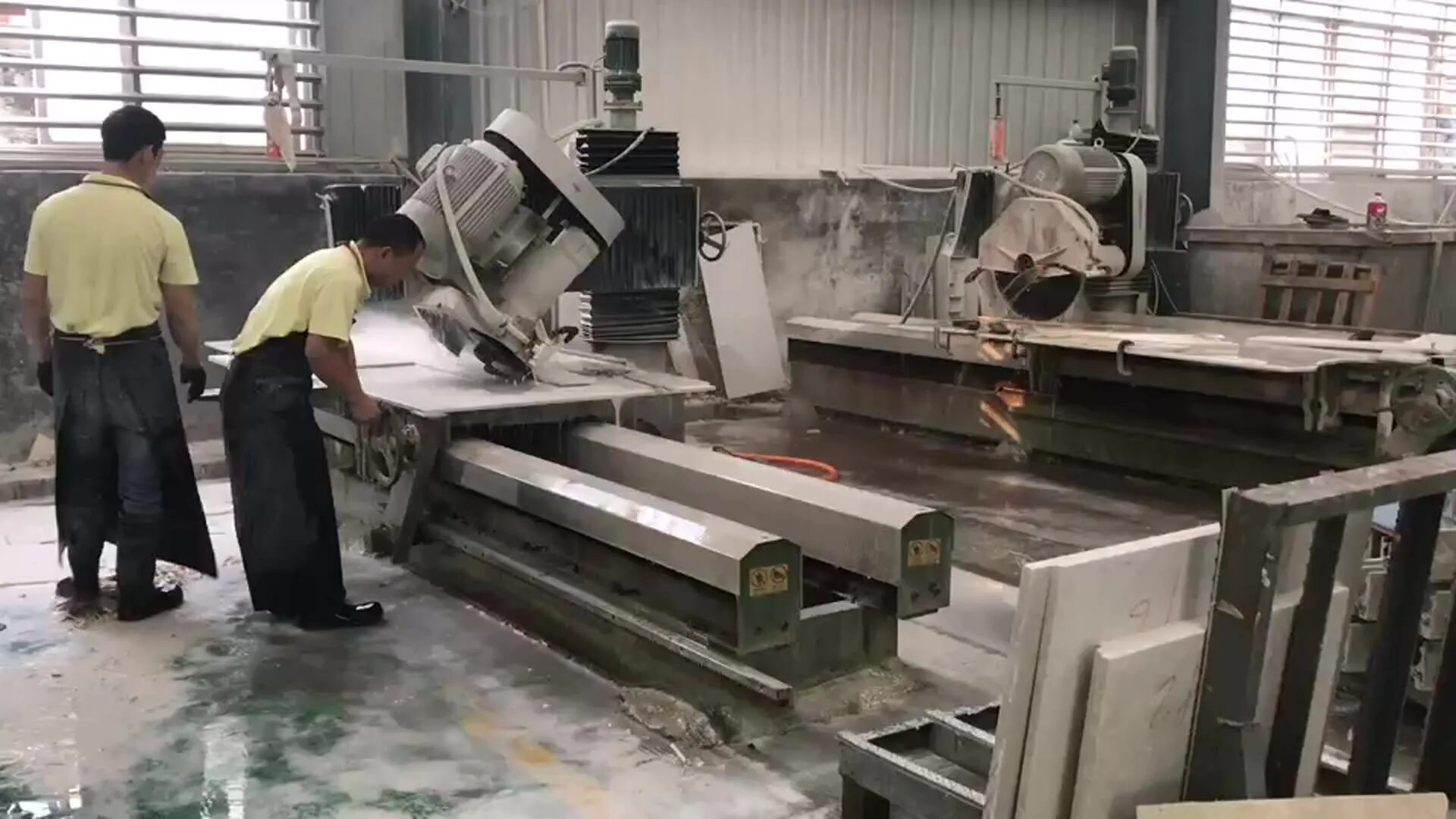 Stone cutting. Станок из гранита. Машина для бучардирования камня. Резка гранита на ортогональном станке.