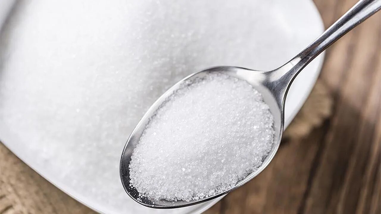 Столовая ложка соли. Ложка соли. Чайная ложка соли. 8 ложек соли. 1 грамм соли.