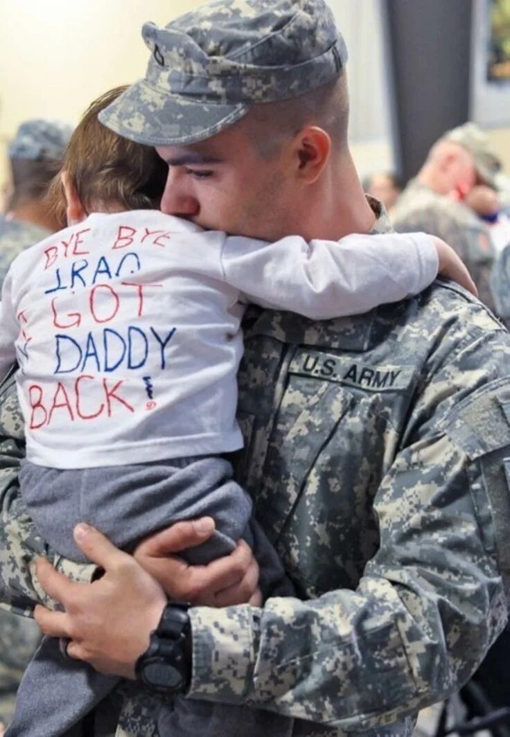 Военный с сыном. Папа военный. Солдат с семьей. Дочь военного. Dad is back