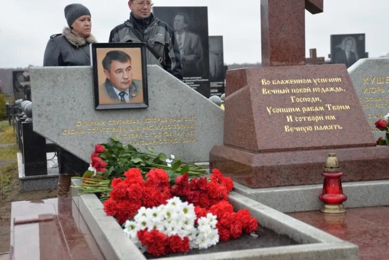 Памятник кушеву чебоксары. Кладбище в яушах в чебоксарах. Кладбище 11 чебоксары. Кладбище 17 чебоксары. Аллея славы братск кладбище.