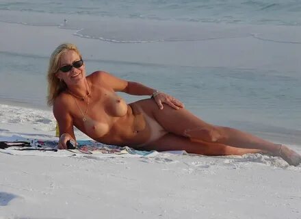 Красивые голые дамы на пляже.