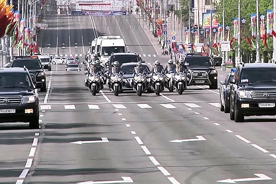 Кортеж значение. Президентский кортеж лукашенко. си цзиньпин кортеж. кортеж лукашенко минск. майбах лукашенко.