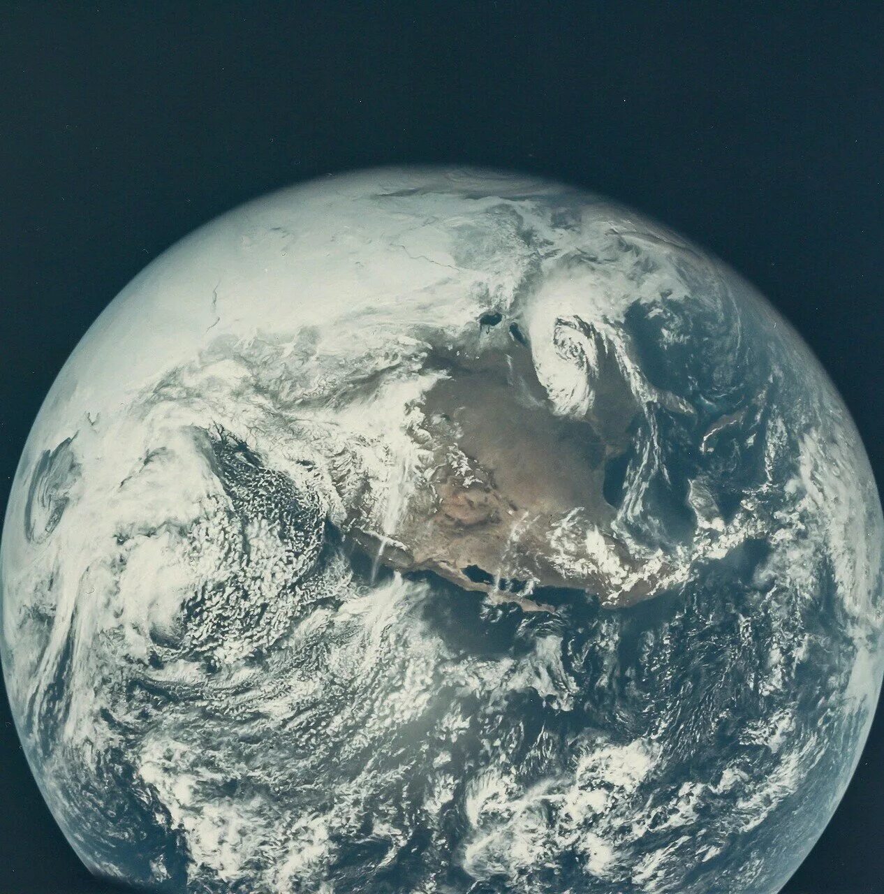Луна в апреле 2024г мир космоса. Снимок земли НАСА 1972. Снимок плоской земли 1972. Снимок земли с Apollo-15. Снимок земли 1972 настоящий плоской.