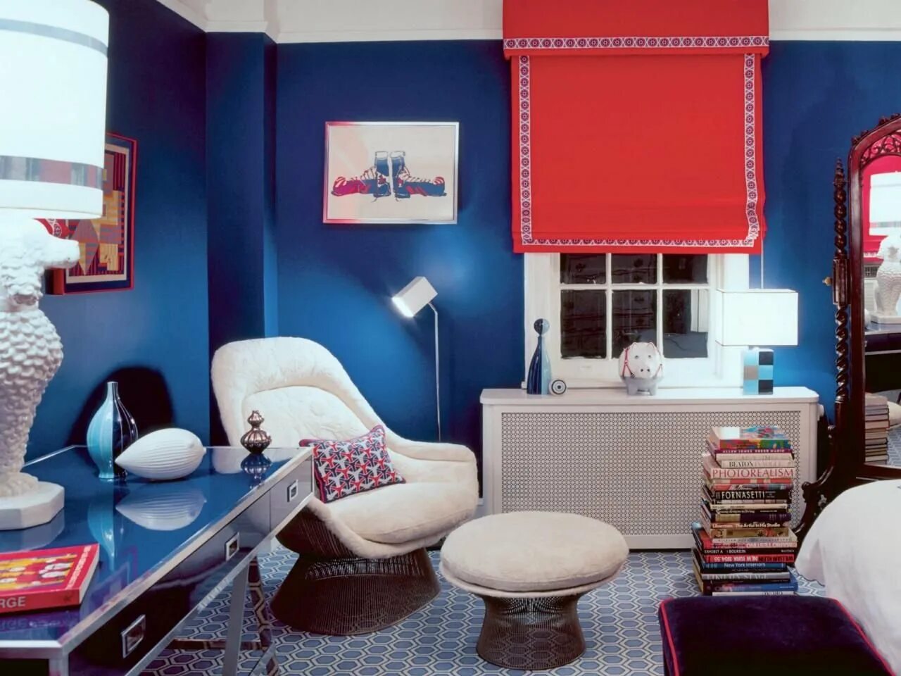 Синий интерьер. Абстрактные цветы живопись. Цветовой контраст в интерьере. Контраст цветов таблица. Яркие цвета в интерьере.