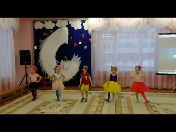 Танец со свечами мама. Мама помогалочка. Кукутики мамопомогалочка песенка. Танцевальная модель "что манит птицу". Семейный танец в детском саду.