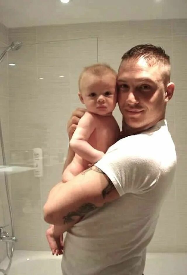 Том харди сын. Том харди сын. Том харди и его сын. Дети тома харди фото. Сын тома харди луи.