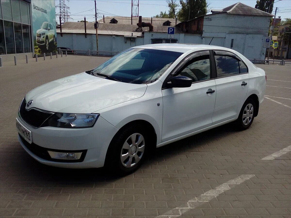 Шкода рапид 2015 купить. Шкода Рапид лифтбек. Шкода Рапид 2015. Skoda Rapid i, 2015. Машина Шкода Рапид лифтбек 2015 года белая на серебристых колпаках.