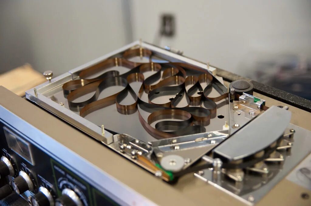 Tape loops. Tape loop. игры на магнитных лентах. tape echo.