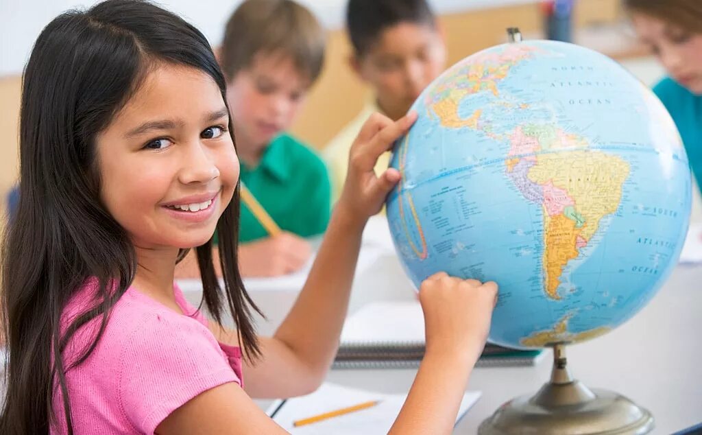 Урок географии в школе. Мировое хозяйство это в географии. Международный урок географии. Международный урок географии. Глобус для детей.