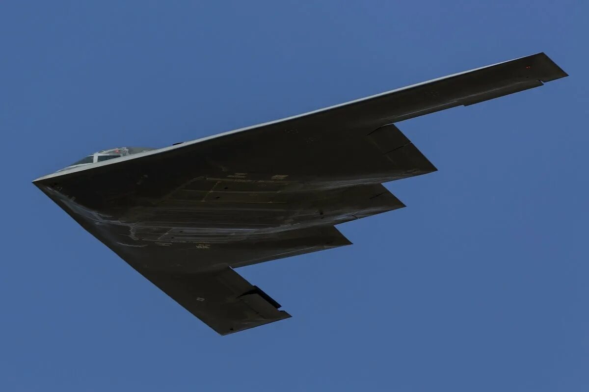 B-2 Spirit: стелс-бомбардировщик. B-2 Spirit Stealth Bomber. Истребитель стелс б 2 спирит. Бомбардировщик б2 спирит.