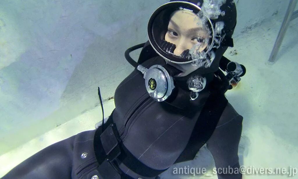 Изолирующий противогаз акваланг. Девушка водолаз. Девушка аквалангист. Водолазный костюм военного ныряльщика. Газ для дыхания водолазов